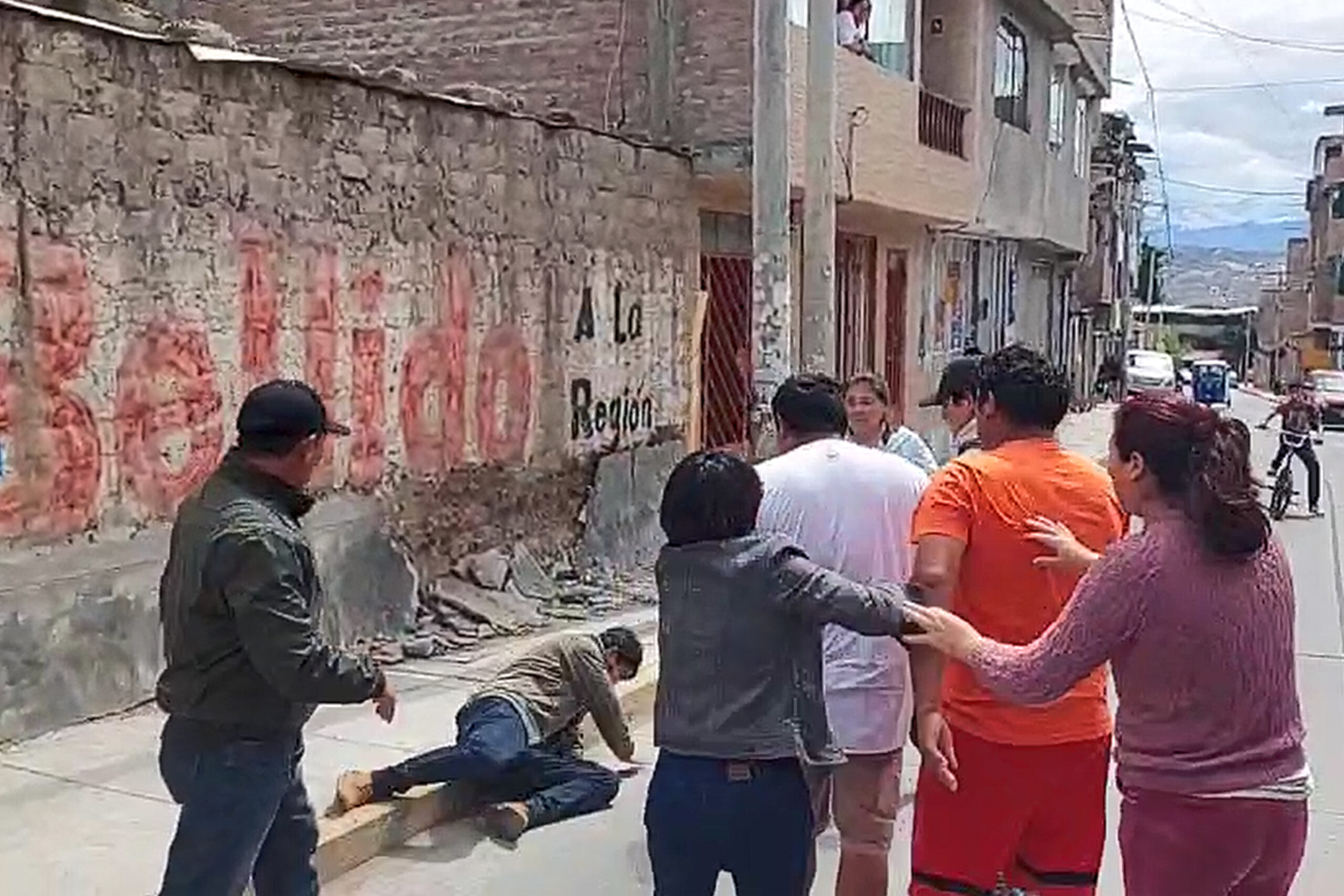 Huamanga: Agreden a periodista durante cobertura de asamblea vecinal en San Juan Bautista